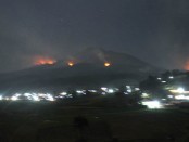 Dari perbatasan Kabupaten Karanganyar dan Solo, kobaran api terlihat membakar lereng Gunung Lawu dari berbagai sisi - foto: Djoko Judiantoro