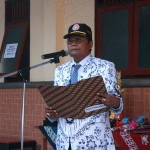 Kepala SMK PGRI 3 Denpasar I Nengah Madiadnyana pada upacara bendera memperingati HUT PGRI Ke-70 dan Hari Guru Nasional 2015 - foto: Koranjuri.com