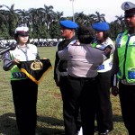 Penyematan pita pada anggota, sebagai tanda resminya Operasi Lilin Candi 2015 di Alun-alun Purworejo - foto: Sujono
