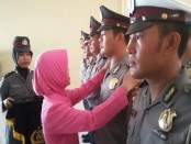 Sebanyak 73 polisi yang bertugas di Purworejo, mendapat ‘hadiah’ istimewa kenaikan pangkat  di penghujung tahun 2015 - foto: Sujono