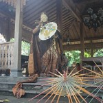Seniman tari dan Koreografer Bambang ‘Mbesur’ Suryono menampilkan Tari Mantra Payung di Pendapa Oemah Sinten, Surakarta, Jawa Tengah – foto: Joko Judiantoro