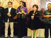 Kepala SMK PGRI 3 Denpasar, I Nengah Madiadnyana (kanan), menerima penghargaan Indonesia Award School 2016 kategori Winner Quality School of the Year di Bogor - foto: ist/Koranjuri.com