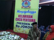 Warga Solo menggelar selamatan kelahiran cucu pertama Presiden RI Joko Widodo di kampus STIE AUB Surakarta - foto: Djoko Judiantoro/Koranjuri.com