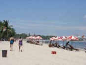 Wisatawan asing tengah menikmati cuaca panas di pantai Kuta/Ilustrasi - foto: Wahyu Siswadi/Koranjuri.com