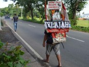 Sakiman menghabiskan tujuan terakhir di Kota Singaraja, Buleleng, Bali setelah 4 tahun melakukan napak tilas keliling Indonesia mengunjungi tempat bersejarah yang pernah disinggahi Presiden RI I, Soekarno - foto: ist