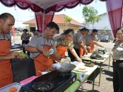 Kapolres Purworejo, AKBP Th Arsida Septiana saat menyaksikan lomba masak dalam memperingati Hari Kartini ke 137 di Mapolres Purworejo, Selasa (19/4) - foto: Sujono/Koranjuri.com