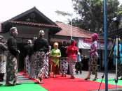 Suasana lomba peragaan busana dalam memperingati Hari Kartini di halaman kantor Dinsosnakertrans Kabupaten Purworejo, Kamis, 21 April 2016 - foto: Sujono/Koranjuri.com
