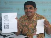 Kepala Perwakilan ORI Bali, Umar Ibnu Alkhatab menunjukkan bukti fisik contekan dan diktat saat pelaksanaan UN SMA/SMK/MA di Bali - foto: Wahyu Siswadi/Koranjuri.com