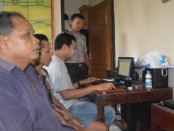 Kedua pelaku perjudian yang ditangkap polisi Kaligesing di bukit Sigayang - foto: Sujono/Koranjuri.com