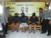 Ketiga pelaku judi ceki yang ditangkap polisi Polsek Loano, Rabu (18/5) - foto: Sujono/Koranjuri.com