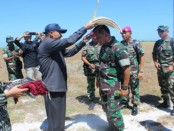 Panglima TNI, Jenderal TNI Gatot Nurmantyo mendapatkan topi tradisional khas Pulau Rote Ndao, Minggu, 1 Mei 2016 - foto: Isak Doris Faot/Koranjuri.com