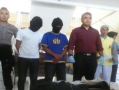 Dua pemuda bejat, RMA dan SW, pelaku pencabulan terhadap gadis idiot kini ditahan di Mapolres Purworejo – foto: Sujono/Koranjuri.com
