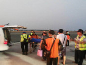 Petugas mengevakuasi penumpang yang mengalami cedera setelah pesawat Hongkong Airlines rute Denpasar-Hongkong kembali dan mendarat darurat di Bandara Ngurah Rai Bali - foto: BPBD Bali