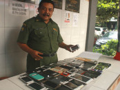 Sejumlah ponsel milik siswa yang dititipkan di pos pengamanan - foto: Wahyu Siswadi/Koranjuri.com