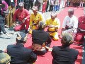 Raja Kerajaan Adat Lampung hadir sebagai tamu undangan pada Tradisi Adat Tingalan Jumenengan Dalem PB XIII di Kraton kasunanan Surakarta – foto: Djoko Judiantoro/Koranjuri.com
