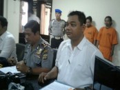 Kedua pelaku penjarah barang elektronik akhirnya berhasil ditangkap tim buser Polsek Kuta Utara - foto: Suyanto/Korajuri.com