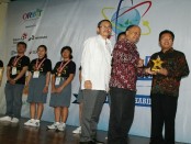 Kepala SMA Negeri 1 Denpasar menerima piala Hasri Ainun Habibie dalam  Olimpiade Online Nasional 2016. Penghargaan tersebut diserahkan langsung oleh Ilham Habibie yang merupakan putra BJ. Habibie - foto: ist/Koranjuri.com