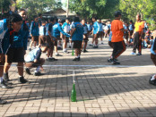 Sejumlah siswa mengikuti lomba memasukkan paku ke dalam botol saat rangkaian kegiatan HUT ke-51 SMP Negeri 2 Sukawati,- foto: Koranjuri.com