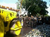 Pemusnahan ribuan botol miras ilegal dari berbagai merek hasil operasi yang dilakukan jajaran Polda Bali - foto: Suyanto/Koranjuri.com