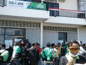 Ratusan pengemudiojek online mendatangi kantor manajemen di kawasan Teuku Umar Denpasar - foto: Suyanto/Koranjuri.com