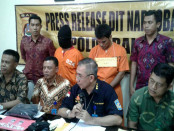 Dua pelaku pemilik narkotika jenis sabu yang dikirim dari Jawa Timur ke Bali dengan modus menyimpan di dalam kemasan makanan anak-anak - foto: Suyanto/Koranjuri.com