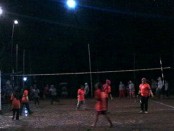 Suasana pertandingan final voli antar RW di Desa Sumbersari, Banyuurip, Purworejo , dalam rangka memeriahkan HUT ke-71 RI - foto: Sujono/Koranjuri.com