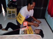 Salah satu adegan dalam rekonstruksi kasus pembunuhan seorang istri dengan pelaku suaminya sendiri di Denpasar Barat - foto: Istimewa
