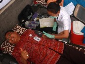 Rektor IKIP PGRI Bali, Dr. I Made Suarta, SH., M.Hum, melakukan aksi sosial sumbang darah di Kampus IKIP PGRI Bali, Denpasar, Senin, 26 September 2016 - foto: Wahyu Siswadi/Koranjuri.com