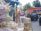 Lapak-lapak penjual asesoris penjor di sepanjang jalan Bypass Kediri - foto: Koranjuri.com