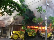 Api yang membakar gudang milik Kantor Dinas PU Kota Denpasar, Jumat, 14 Oktober 2016 - foto: Istimewa