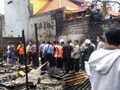 12 kamar kos di jalan Tunjung Sari, Gang Menuri VI Denpasar, terbakar hingga menyebabkan 2 orang lansia tewas, Selasa, 13 Desember 2016 - foto: Istimewa