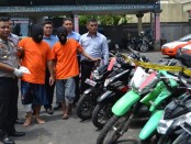 Kapolres Badung, AKBP Ruddi Setiawan menunjukkan barang bukti kendaraan roda dua hasil kejahatan pelaku - foto: Istimewa