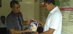 Warga Serahkan Buku Jokowi Undercover ke Polisi