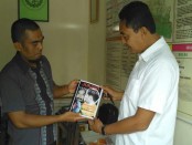 Kasatintelkam Polres Kebumen, AKP Cipto Rahayu, SH, saat menunjukkan buku Jokowi Undercover – foto: Sujono/Koranjuri.com