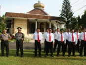 Dua anggota yang naik pangkat dan 12 anggota Satreskrim Polres Kebumen yang mendapat penghargaan atas prestasi ungkap kasus pembunuhan - foto: Sujono/Koranjuri.com