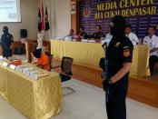 Petugas Kantor Pengawasan dan Pelayanan Bea dan Cukai Ngurah Rai menangkap warga negara asing yang hendak menyelundupkan narkoba ke Bali melalui jasa paket kiriman, Rabu, 8 Maret 2017 - foto: Suyanto