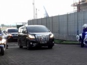 King Salman AbdulAziz Al-Saud beserta rombongan keluar bandara Ngurah Rai melalui Pintu Emergensi Bravo 27 - foto: Istimewa