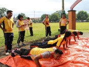 Para personel Polres Kebumen tengah menjalani Test Kesamaptaan Jasmani - foto: Sujono/Koranjuri.com