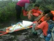Tim Gabungan dari Basarnas dan Kepolisian Polda Bali melakukan evakuasi terhadap I Gede Tanu (55) dari lereng Gunung Agung - foto: Istimewa