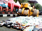 ⁠⁠⁠Ribuan botol miras hasil operasi pekat Polres Purworejo dimusnahkan menggunakan alat berat - foto: Sujono/Koranjuri.com