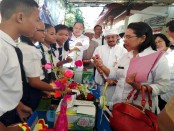 Siswa SMP Dharma Wiweka Denpasar mempresentasikan inovasi pengolahan Saluran Pengolahan Air Limbah (SPAL) kepada tim penilai Lomba Sekolah Sehat Tingkat Kota Denpasar, Rabu, 7 Juni 2017 - foto: Wahyu Siswadi/Koranjuri.com