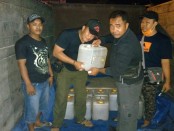 SH (24) sopir truk yang mengangkut miras ilegal jenis Arak Bali diamankan Polsek Gilimanuk, Sabtu (3/05/2017) dini hari - foto: Istimewa