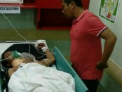 Korban Susilo mendapat perawatan setelah 'bertempur' dengan 2 Waria yang dikencaninya. Ia ditemukan tergeletak tak sadarkan diri dengan tubuh telanjang di semak-semak yang berada di jalan Pura Banyune Denpasar - foto: Istimewa