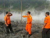 Petugas dari BPBD Kabupaten Banjarnegara, PVMBG, TNI, Polri, SKPD, relawan dan lainnya di lokasi kejadian - foto: Istimewa
