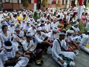 Siswa di SMK PGRI 3 Denpasar memperingati Hari turunnya Ilmu Pengetahuan atau Hari Saraswati di halaman sekolah - foto: Wahyu Siswadi/Koranjuri.com