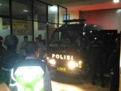 Mobil tahanan yang membawa napi dari LP Kerobokan diberangkatkan menuju LP Nusakambangan, Cilacap, Jawa Tengah - foto: Istimewa