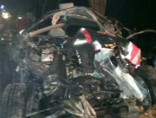 Kondisi mobil Avanza hancur karena bertabrakan dengan bis Puji Kurnia - foto: Sujono/Koranjuri.com