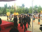 Presiden Jokowi tiba di Lapangan Puputan Renon untuk menyerahkan sertifikat prona - foto: Istimewa