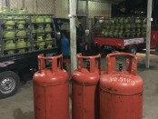 Suasana gudang di kawasan Perum Nuansa Utama, Jimbaran yang diduga digunakan untuk praktik curang pemindahan gas elpiji dari tabung 3 kg ke tabung 12 kg dan 50 kg - foto: Istimewa