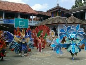Para peserta kompetisi Costum Carnival SMK Batik Perbaik Purworejo tengah unjuk kebolehan di depan para juri, Rabu (23/8) - foto: Sujono/Koranjuri.com